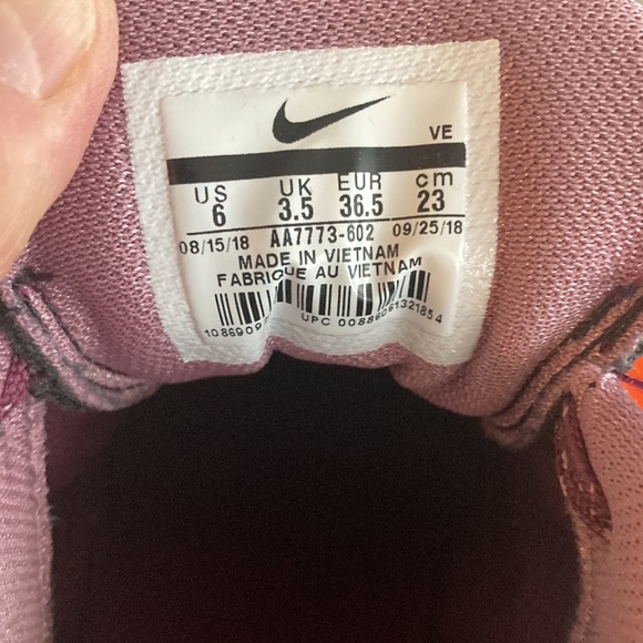 Sneakers - Picture 2 of 6